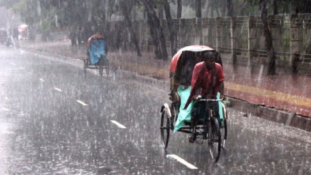 রাজধানীতে স্বস্তির বৃষ্টি, ভোগান্তির যানজট