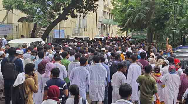 বিএসএমএমইউয়ের ভেতরে ডাক্তারদের বিক্ষোভ, ফটকে পুলিশ 