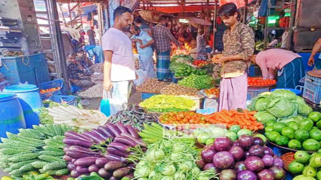 ক্রেতাদের অভিযোগ বাজারে ১০০ টাকা কমে সবজি নাই