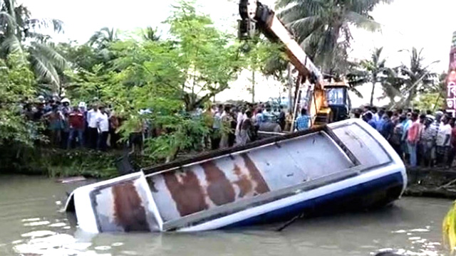 ঝালকাঠিতে বাস পুকুরে পড়ে নিহত ১৭