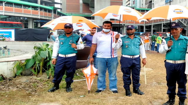 রাজধানীর বিভিন্ন ট্রাফিক পয়েন্টে গাল্ফ অয়েল বাংলাদেশ লিমিটেড এর ছাতা উপহার