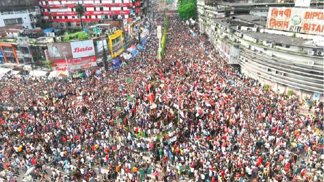 গণভবন প্রাঙ্গণে ঢুকে পড়েছেন আন্দোলনকারীরা