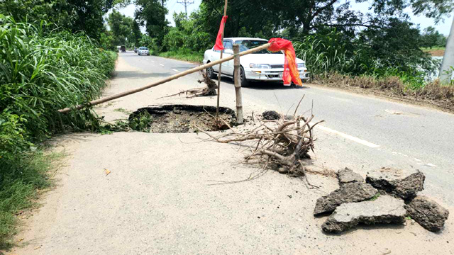 সড়ক ধসে বড় গর্তের সৃষ্টি কারণে দুর্ঘটনার আশঙ্কা