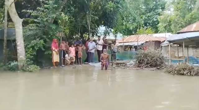 নওগাঁয় আত্রাই নদীর বেড়িবাঁধ ভেঙে দেড় হাজার মানুষ পানিবন্দি