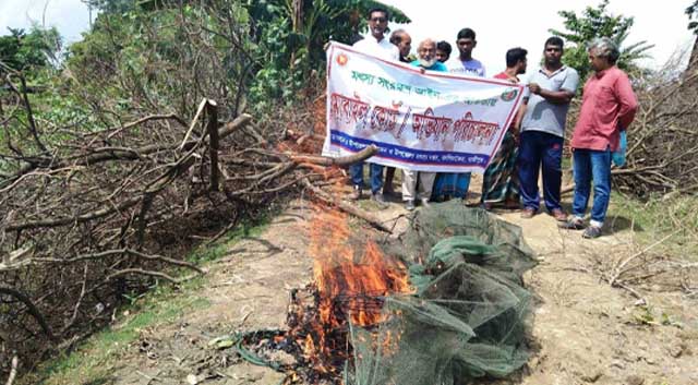 কালিয়াকৈরে অবৈধ চায়না দোয়ানী জাল পুড়িয়ে বিনষ্ট