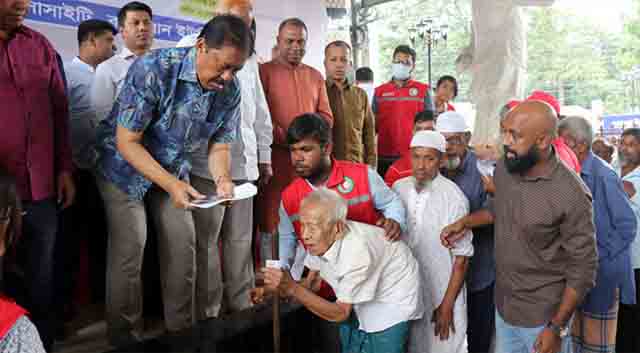 বান্দরবানে বন্যা-পাহাড় ধসে ক্ষতিগ্রস্তদের নগদ সহায়তা