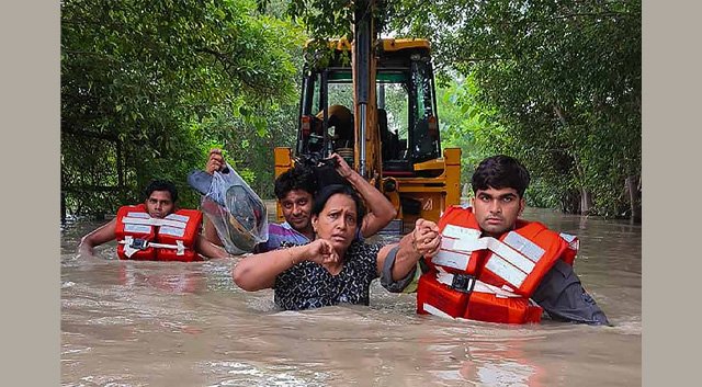 ভারী বৃষ্টি দিল্লিতে, তেলঙ্গানা, মহারাষ্ট্র, ওড়িশা, কর্নাটকেও জল থইথই, নয়ডায় বন্ধ স্কুল