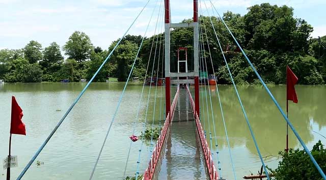 রাঙামাটিতে ঝুলন্ত সেতু ডুবেছে, হতাশ হয়ে ফিরছেন পর্যটকেরা