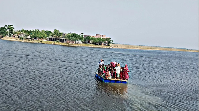 ঘূর্ণিঝড় আইলায় সৃষ্ট বিশালাকার খালটি মানুষ পাড়ি দিচ্ছে প্লাস্টিকের ড্রামের ভেলায়