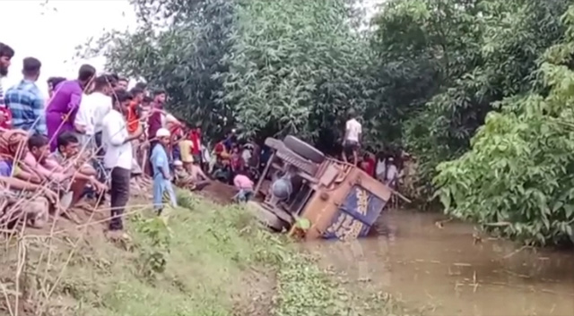 নেত্রকোনায় ট্রাক উল্টে নিহত দুই