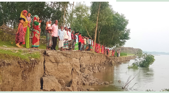 ভাঙ্গন প্রতিরোধে মানববন্ধন করেছে এলাকাবাসী