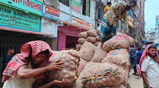 ভারতে রপ্তানি শুল্কের খবরে পেঁয়াজের দাম বাড়লো ১৫-১৮ টাকা