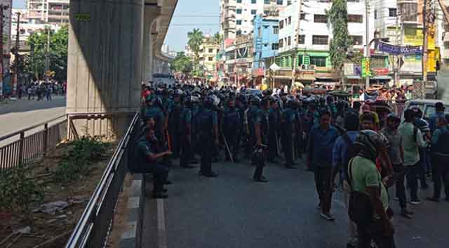 মিরপুরে পুলিশের ধাওয়ায় শ্রমিকরা ছত্রভঙ্গ