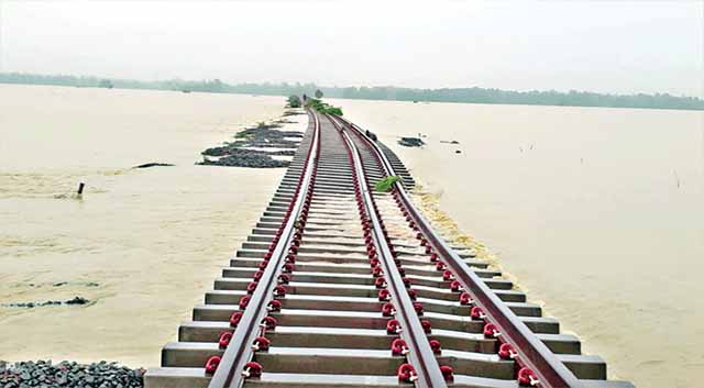 চলছে বন্যায় ক্ষতিগ্রস্ত দোহাজারী-কক্সবাজার রেললাইন সংস্কার কাজ