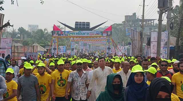 দলে দলে ভাঙ্গার জনসভাস্থলে আসছে মানুষ