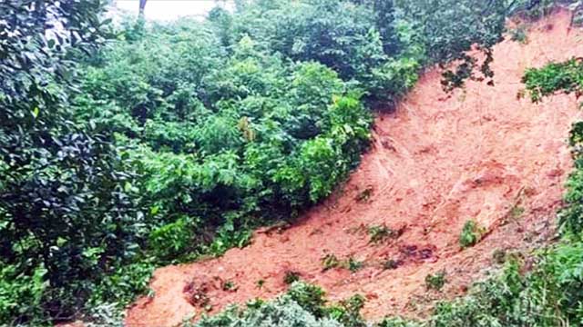 কক্সবাজারে পাহাড় ধসে নারী-শিশুর মৃত্যু, তলিয়েছে পর্যটন জোন-নিম্নাঞ্চল