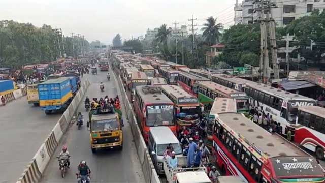 ঈদে বাড়ি ফেরা যাত্রীদের চাপে গাজীপুরে দীর্ঘ যানজট