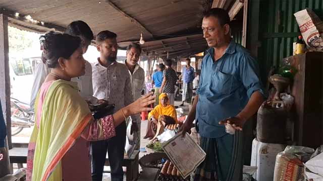 টাঙ্গাইলে নিষিদ্ধ পলিথিন ব্যবহার করায় ৬ ব্যবসায়ীকে জরিমানা