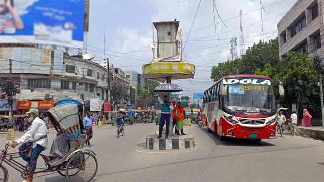 খুলনায় মোড়ে মোড়ে ট্রাফিক পুলিশ, আছেন শিক্ষার্থীরাও