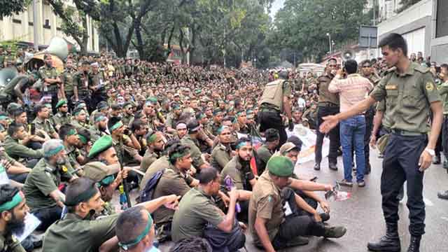 আনসার সদস্যদের বিরুদ্ধে মামলার প্রস্তুতি পুলিশের