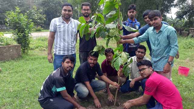 ইবিতে শহিদদের স্মরণে গ্রীন ভয়েসের বৃক্ষরোপণ কর্মসূচি পালন