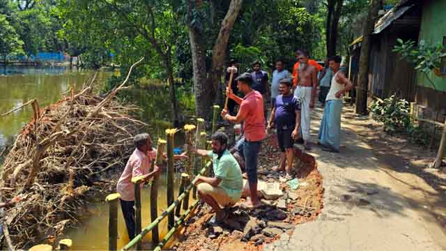 ব্রাহ্মণপাড়ায় স্বেচ্ছাশ্রমে সংস্কার করা হচ্ছে বন্যায় ক্ষতিগ্রস্ত গ্রামীন সড়কগুলো