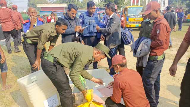 ৬৪৪ কেন্দ্রে পৌঁছেছে নির্বাচনী সরঞ্জাম