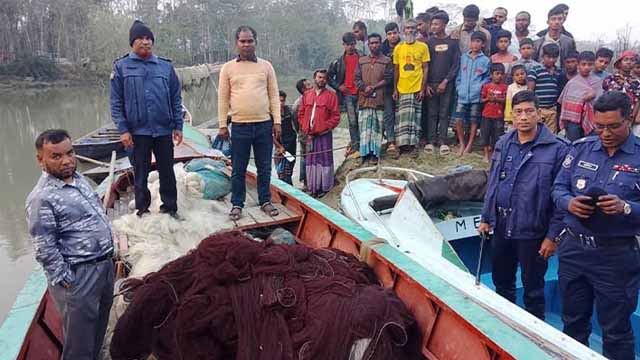 বিপুল পরিমাণ অবৈধ জাল জব্দ, জেলে আটক