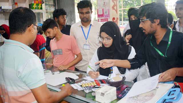 ওষুধ বিক্রির প্রতিষ্ঠানগুলো ঘুরে দেখছেন শিক্ষার্থীরা