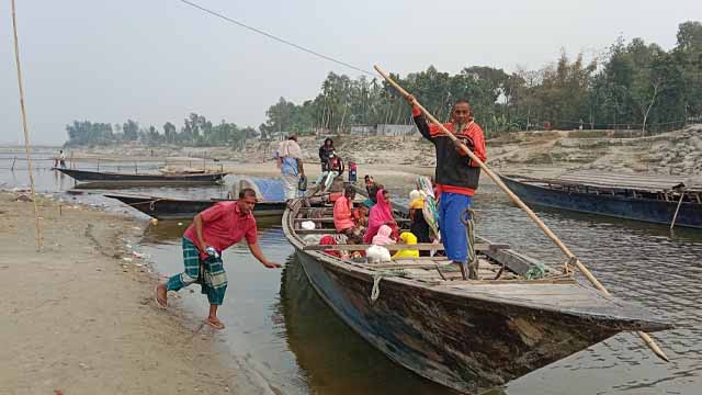 ভোগান্তিতে কয়েক লক্ষ মানুষ