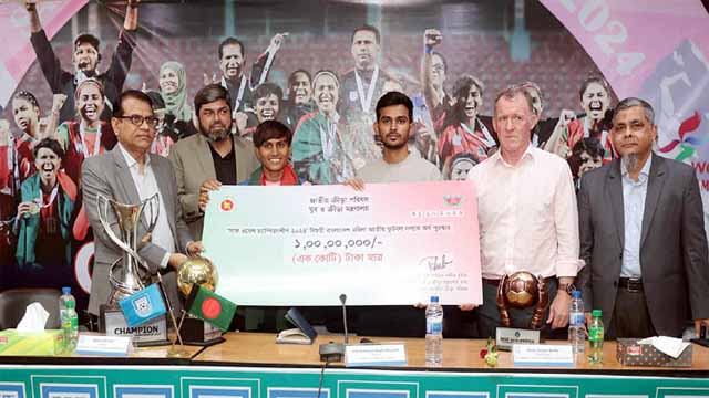 চ্যাম্পিয়ন মেয়েদের কাছে কোটি টাকা পুরস্কারের চেক হস্তান্তর