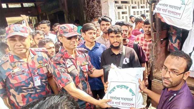 বন্যার্তদের সহায়তায় ছাত্র সমন্বয়কদের কাছে ত্রাণ সামগ্রী হস্তান্তর বিজিবির