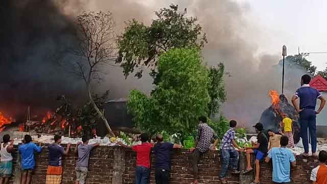 কাশিমপুরে বেক্সিমকো গ্রুপের বিগবস কারখানায় আগুন