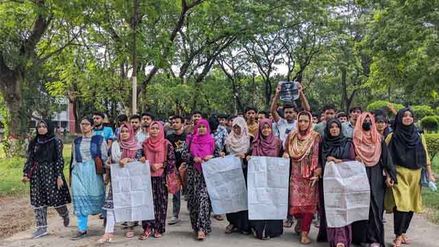 ইবি শিক্ষকের বিরুদ্ধে বিতর্কিত ব্যানার টানানোর প্রতিবাদে মানববন্ধন