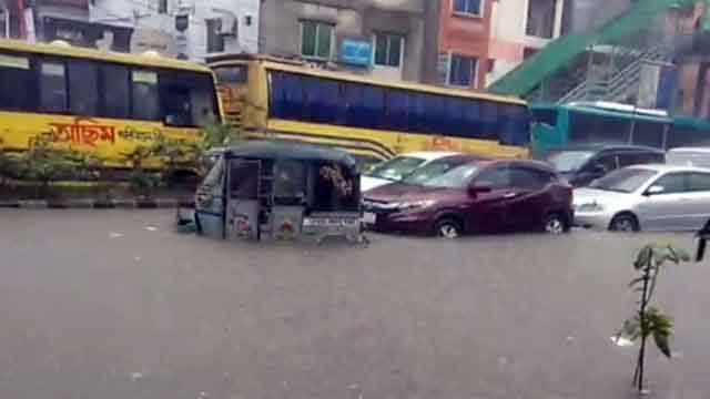 মিরপুরের সড়কে সড়কে হাঁটুপানি, ভোগান্তিতে জনসাধারণ