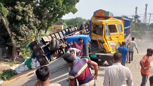 নাটোরে দুই ট্রাকের মুখোমুখি সংঘর্ষ, ট্রাক চালক নিহত