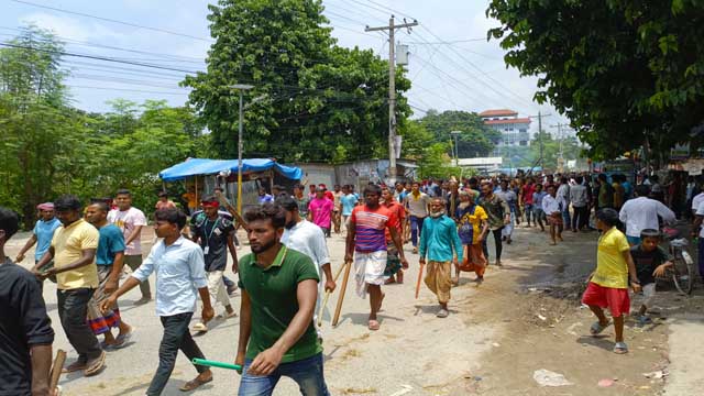 বৈষম্য বিরোধী ছাত্র আন্দোলনের  কর্মসূচিতে হাজার হাজার মানুষ রাজপথে মিছিল করে