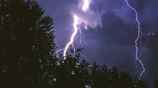 ৩ জেলায় সন্ধ্যার মধ্যে বজ্রপাতের সতর্কবার্তা