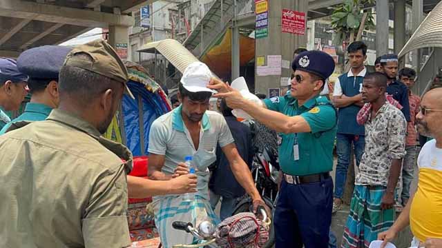 চালকদের ক্যাপ-পানি, স্যালাইন দিয়ে মে দিবস পালন তেজগাঁও থানার