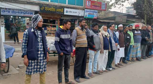 রায়পুর-চাঁদপুর রুটে সিএনজি চলাচল চালুর দাবিতে মানববন্ধন