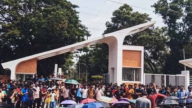 চুয়েট অনির্দিষ্টকালের জন্য বন্ধ, শিক্ষার্থীদের হল ছাড়ার নির্দেশ