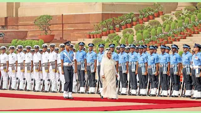 দিল্লির রাষ্ট্রপতি ভবনে শেখ হাসিনাকে লাল গালিচা সংবর্ধনা