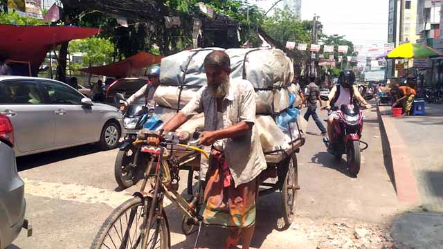 তীব্র গরমে শ্রমজীবী মানুষের ভোগান্তি