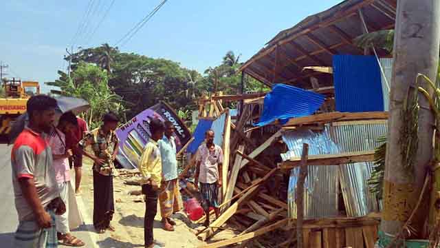 দোকানঘর নিয়ে খাদে পড়ল বেপরোয়া বাস, এক যাত্রী নিহত