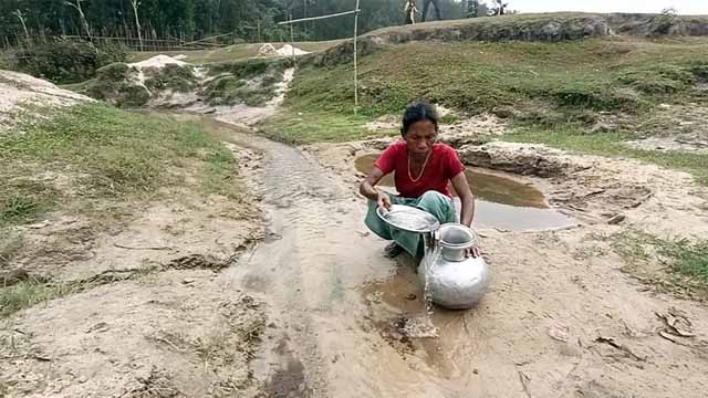 দুর্গাপুরে পাহাড়ি গ্রামে পানির কষ্টে মানুষ