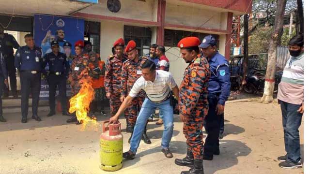 কালিয়াকৈরে  থানা  কম্পাউন্ডে অগ্নি