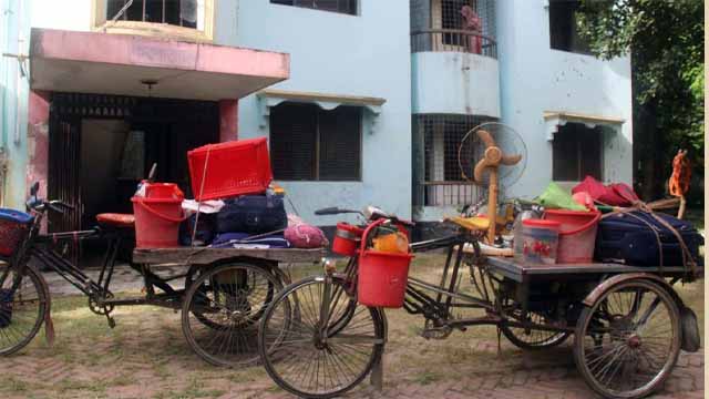 কপোতাক্ষতে স্থানান্তরিত ইবির খালেদা জিয়া হলের ছাত্রীরা