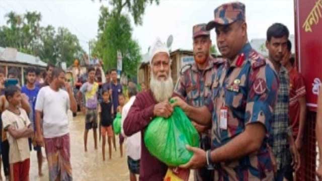 বন্যাদুর্গতদের উদ্ধার ও ত্রাণসামগ্রী বিতরণে বিজিবি