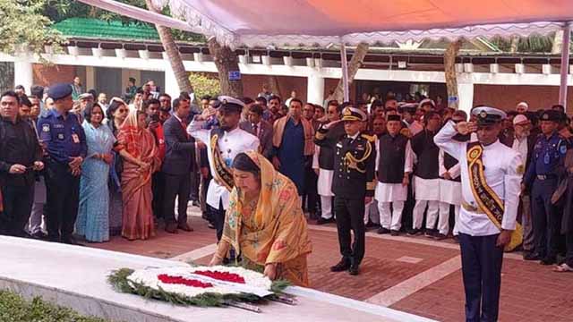 টুঙ্গিপাড়ায় বঙ্গবন্ধুর সমাধিতে স্পিকারের শ্রদ্ধা