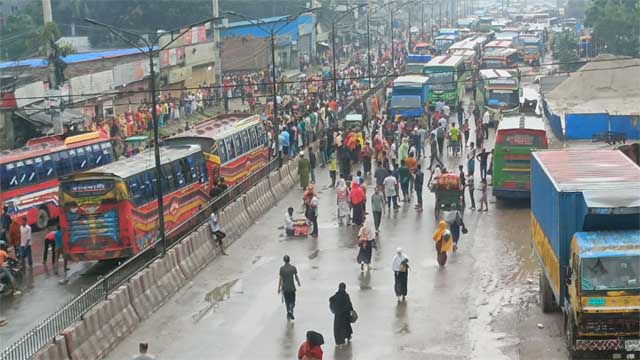 শ্রমিকদের ৫২ ঘণ্টা সড়ক অবরোধ, ভোগান্তি চরমে